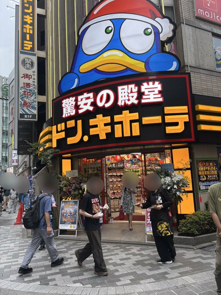 チラシを配る店舗スタッフ（写真／集英社オンライン）