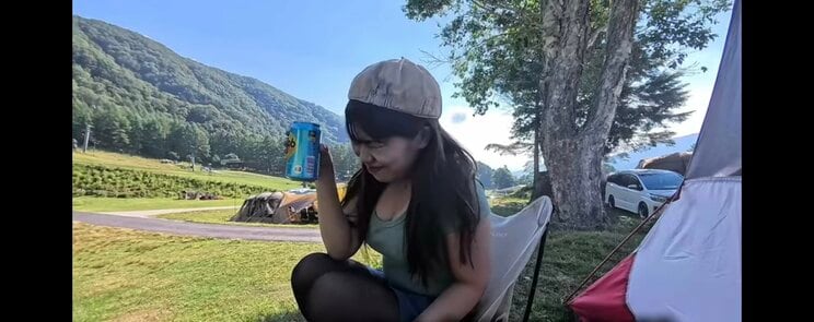 キャンプ中に酒を飲むりかさん（本人YouTubeチャンネルより）
