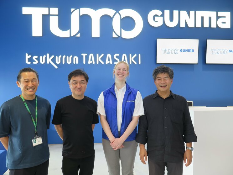 左から２人目がＴＵＭＯ係課長補佐の鈴木憲貴さん、一番右がセンターマネージャーの清水義教さん