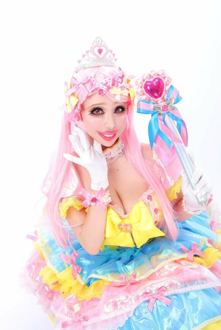 華やかなドレス姿のプリンセス研究家・橋本サリーさん（写真／橋本サリー提供）