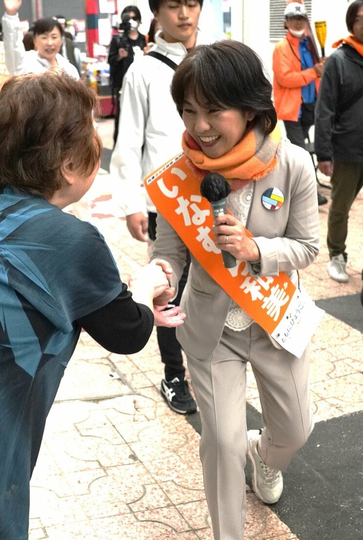 11月15日、尼崎市内で握手を求められる稲村和美氏（撮影／集英社オンライン）