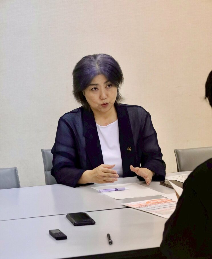 インタビューに応じる田久保市長（撮影/集英社オンライン）