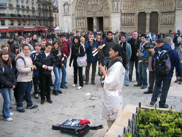 フランスのノートルダム大聖堂でのバスキングの様子。パリの人々も三味線の音色とNorikoさんのパフォーマンスに興味津々。