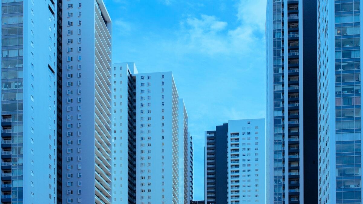 庶民は地方にしか住めなくなる？ 都市か地方か、広いか狭いか、所有か非所有か…多様化する日本の不動産“格差”事情 | 集英社オンライン | ニュースを本気で噛み砕け