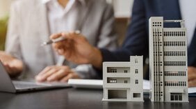 賢い人がマンション投資や生命保険をやらない理由。「安定的に資産を守り、増やす」のに最強の金融商品は「投資信託」ひとつだけ