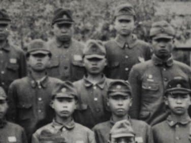 1945年に撮影された731部隊の第4期少年兵らの集合写真。中央が清水英男さん（写真／清水さん提供）