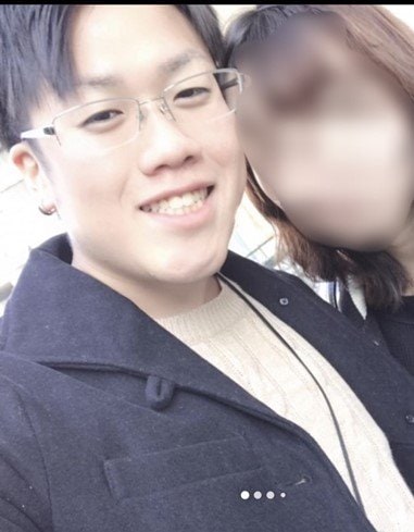 妻を支える素振りをみせながらも…(本人SNSより)