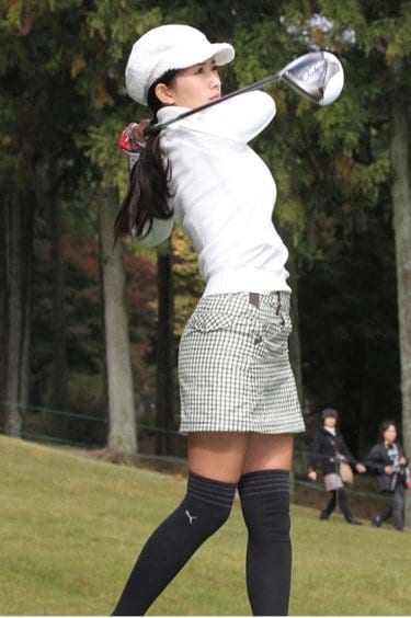 ゴルフをするグラドル時代の森下氏、安住氏に大勝した