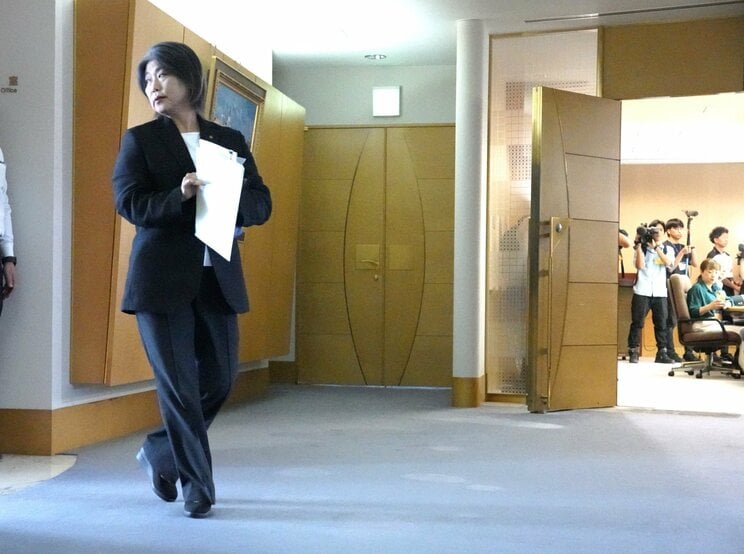 8月29日、市長室を出る田久保眞紀市長（撮影／集英社オンライン）