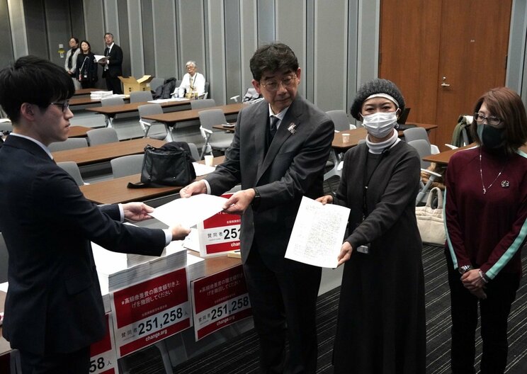 2月19日、厚生労働省の担当者（左）に高額療養費負担限度額引き上げ撤回を求める署名を手渡す保団連関係者ら。署名はその後27万筆を超えた（撮影／集英社オンライン）