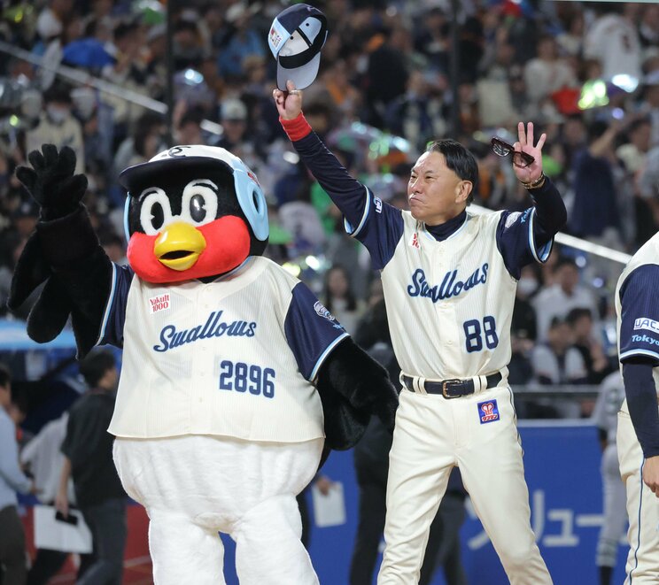 今季から復活したつば九郎とよろこびを分かち合うヤクルト池山監督（写真／共同通信社）
