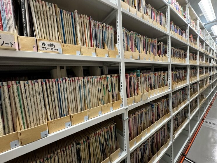 『週刊少年ジャンプ』（上）と『週刊プレイボーイ』（下）の棚