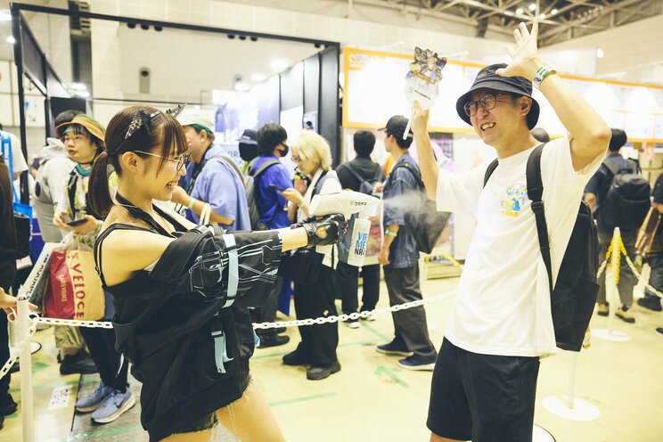 消臭スプレーをかけられる参加者　写真／石田壮一