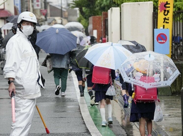 5月2日、登校する児童（写真／共同通信社）