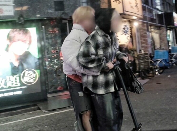 昨年末、歌舞伎町で2人乗りをしていたホストと女性(撮影/集英社オンライン)