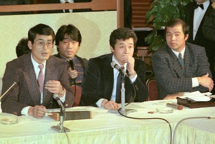 1986年、労働組合として初の大会を開いたプロ野球選手会。左から中畑清会長、梨田昌孝副会長、掛布雅之副会長（写真／共同通信社）