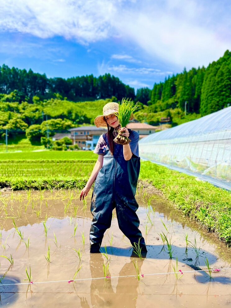 熊本県内で米作りにも挑戦。作った米は自身の旅館の食事にも使用（本人Instagramより）