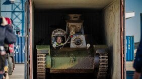 〈写真多数ルポ〉「グウォーオォン、ゴォッ、ゴォッ…」「動いた!」。苦節10年・旧日本軍九五式軽戦車が日本に里帰り。街の自動車工場の“親父”が挑み続けた日本上陸作戦とは