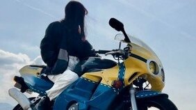 〈ローリング族〉国道299号で有名な“ミニオンライダー”女子(21)が暴走運転し道交法違反で逮捕「YouTuberの彼氏と来ていることが多かった」「見る人によってはイタ車に見えた」