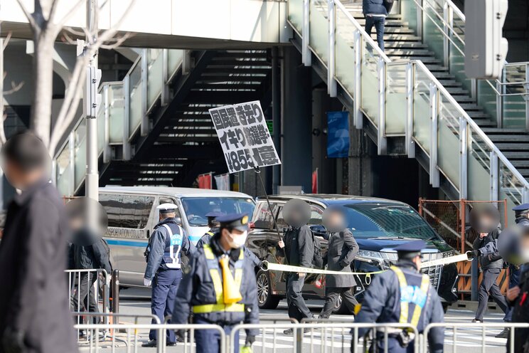 「やめろ！」怒号に警察出動…高市自民・維新“新連立”初日の秋葉原で場外乱闘…「裏金いつまで言ってんの？」「税金下げて」の声も_4