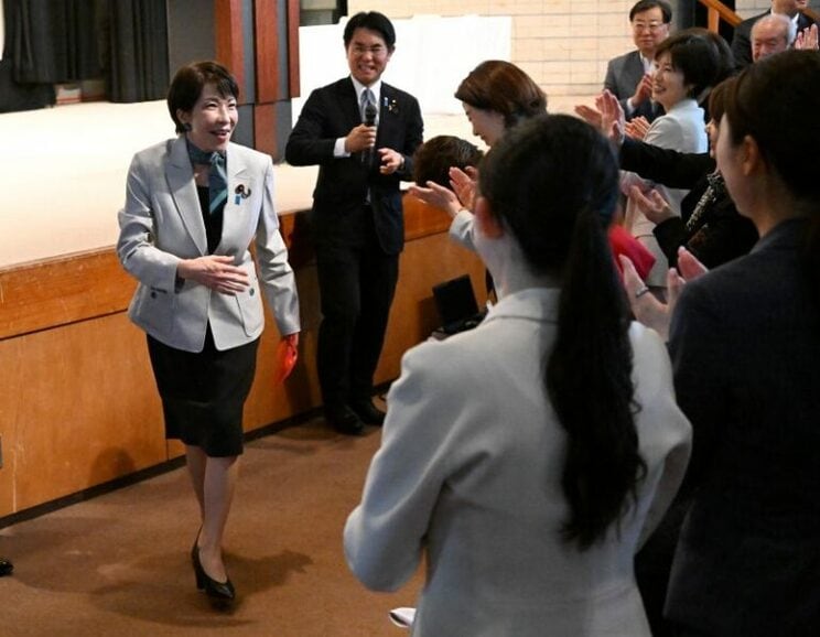 2026年5月8日、自民党全国女性議員政策研究会での挨拶を終え、出席者の拍手を受けて退席する高市早苗首相。挨拶の中で 写真/毎日新聞社/アフロ