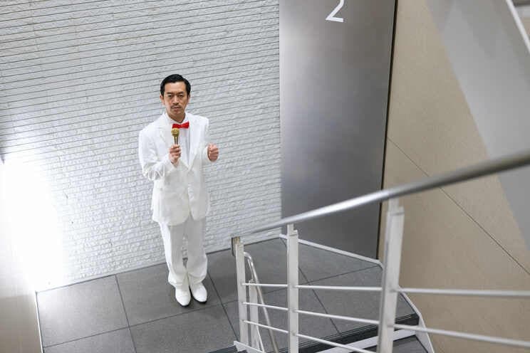 集英社の階段踊り場で歌うムーディ勝山さん