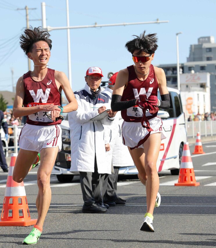 今年の箱根駅伝4区で衝撃のデビュ―を果たした早稲田大の鈴木琉胤（右）（写真／共同通信社）