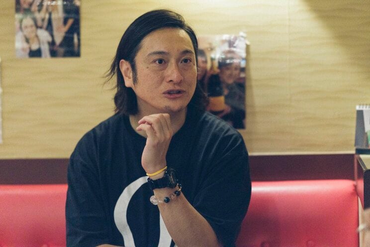 長年働いていた赤坂のものまねショーパブ「ノーブル」で取材に応えるJPさん