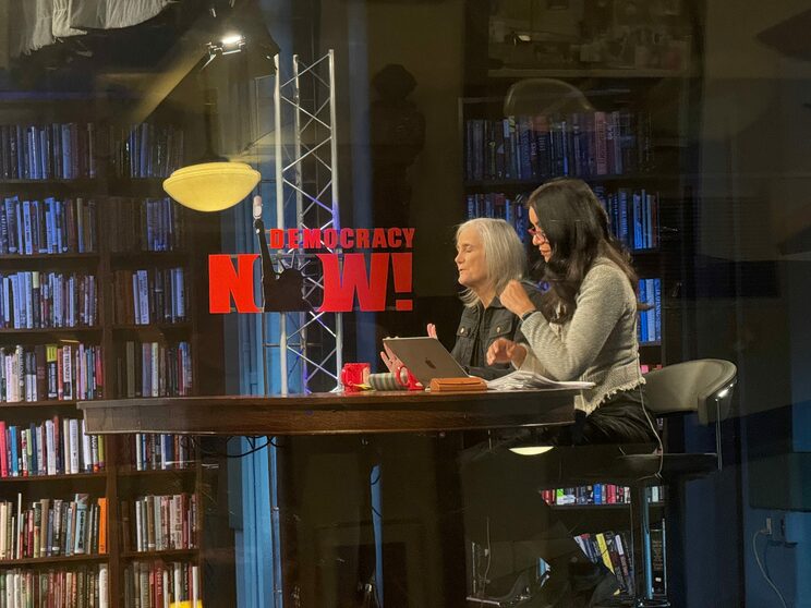 オンエア中のエイミー・グッドマン（『DemocracyNOW！』のスタジオで　11月7日）　　写真／筆者撮影