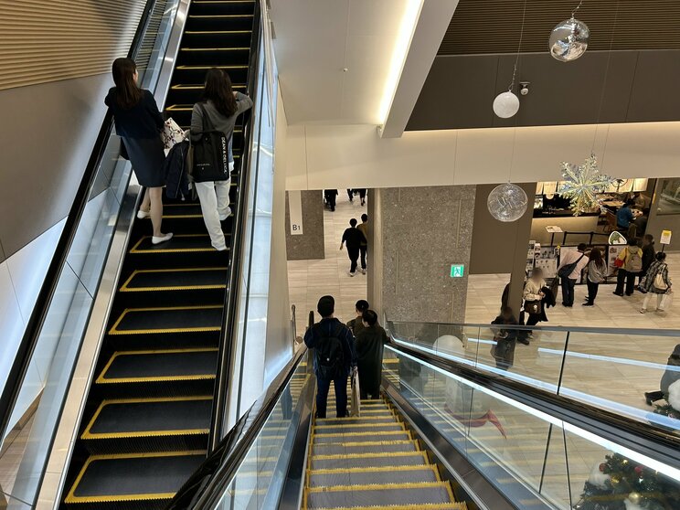 2列でエスカレーターに乗っている名古屋の商業施設