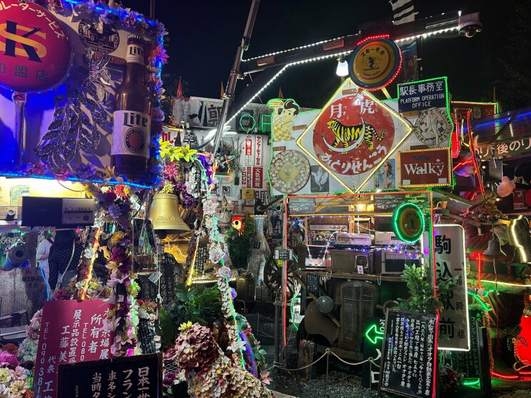 夜の外観。電気代は月15万円になるという（撮影／集英社オンライン）
