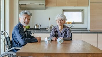 「うちの親には貯金があるから老後も安心」は危険! 両親ともに認知症で定期預金が凍結後、娘が陥った介護借金地獄