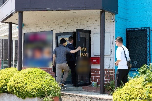家宅捜査に入る捜査員（撮影/村上庄吾）