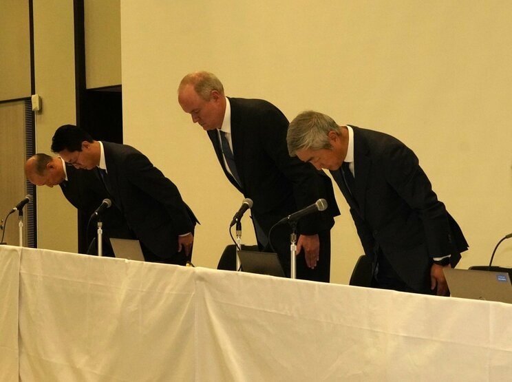 1月23日、記者会見で謝罪するプルデンシャル生命保険と持株会社の経営陣（撮影／集英社オンライン）