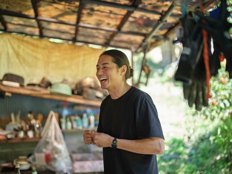 久しぶりの山小屋で表情もほころぶ東出昌大