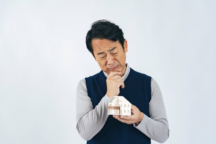 仮に5000万円を35年ローンで借り、住宅ローンの適用金利が1％から1.75％へ上昇した場合、月々の返済額は14万1000円から15万9000円と、1万8000円増える計算となる。2万円程度であればまだしも、頭金を入れず、レバレッジをかけて1億円を超えるようなタワマンを購入していた人たちは悲惨な状況が待ち受ける。