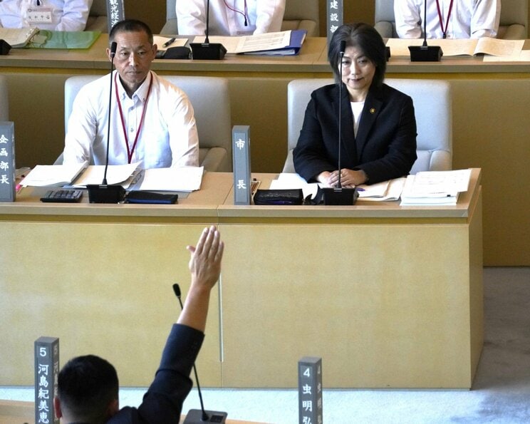 9月１日、伊東市議会本会議で告発議案が可決されるのを見る田久保眞紀市長（撮影／集英社オンライン） 