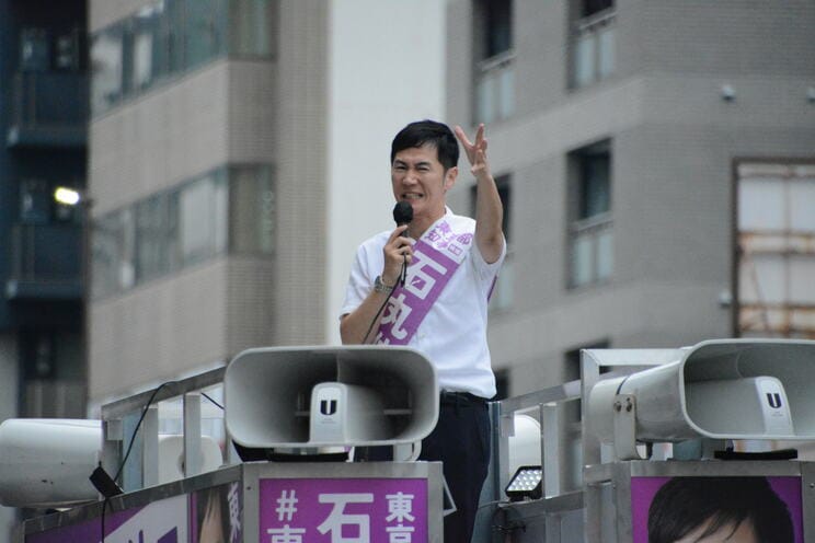 昨年の東京都知事選で演説する石丸氏