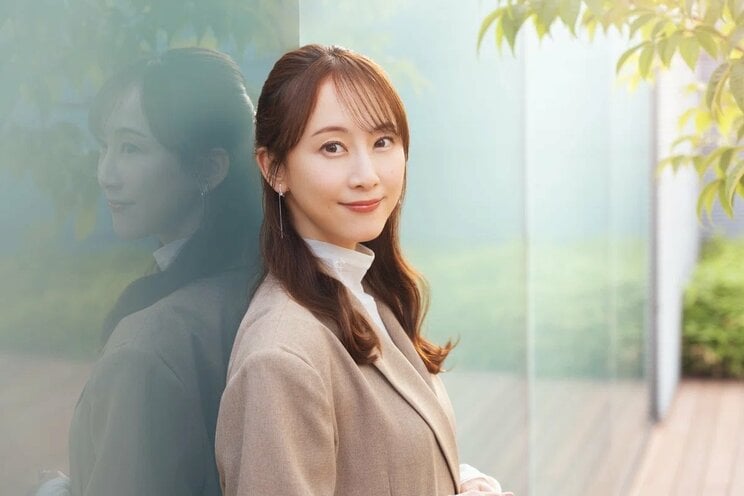 松井玲奈（まつい・れな）
俳優、作家。1991年生まれ。愛知県出身。舞台、テレビドラマ、映画など幅広く活動する。著書に小説『カモフラージュ』『累々』『カット・イン／カット・アウト』、エッセイ『ひみつのたべもの』『私だけの水槽』『ろうそくを吹き消す瞬間』がある。

【衣装】
オールインワン ¥42000(シーニュ)
カットソー ¥19800(ランバン オン ブルー)
◎問い合わせ先
シーニュ https://cygne.jp　ランバン オン ブルー 0120-370-877