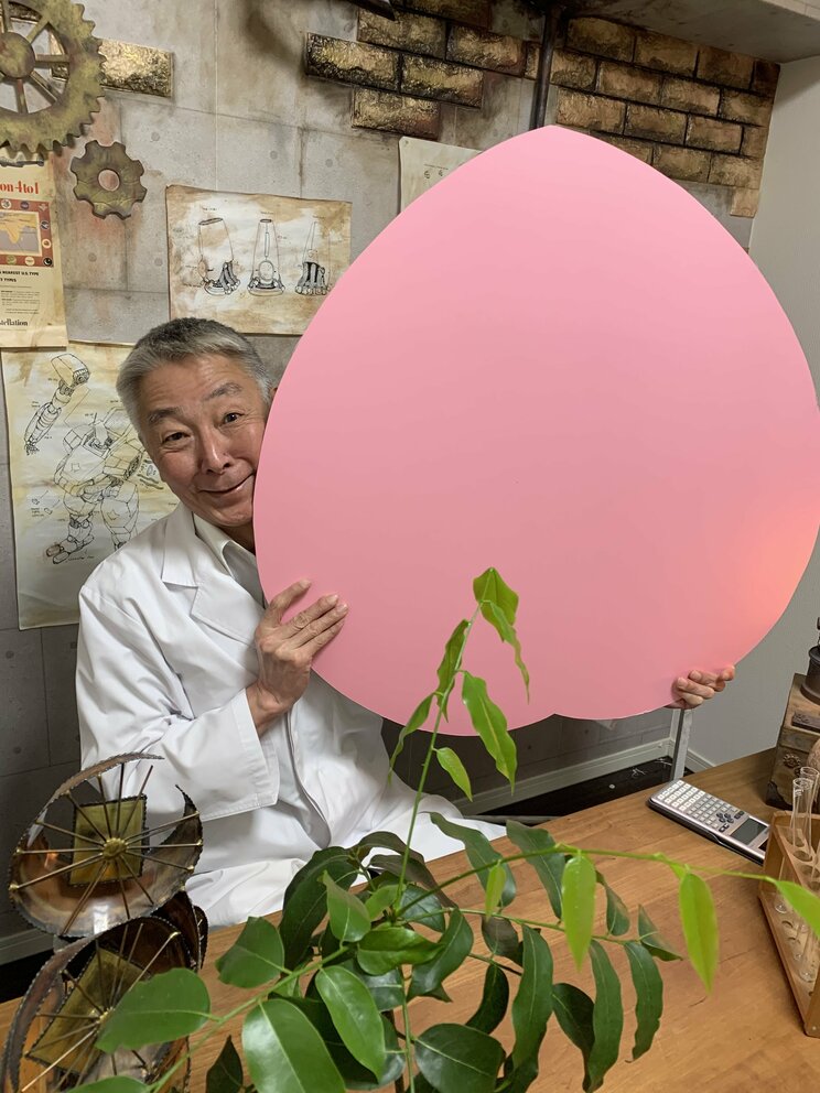『桃太郎』の入った桃の実物大を手に嬉しそうな柳田理科雄氏