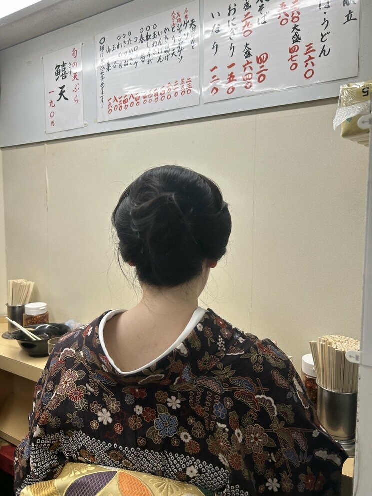 うどんをすする若女将