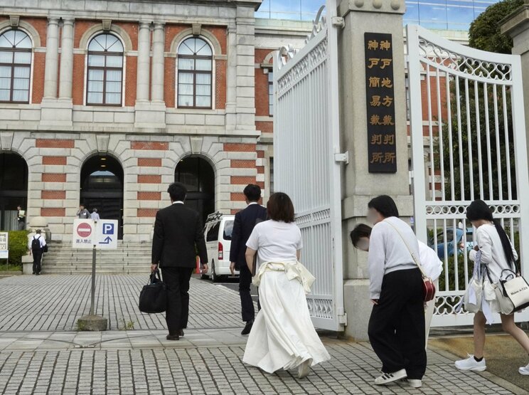 10月21日、神戸地裁に入る、るなさんの遺族ら（撮影／集英社オンライン）