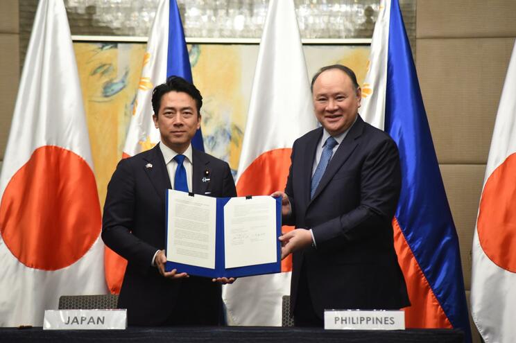フィリピンの国防相と、防衛装備品および技術の移転に関する二国間協定に署名した小泉防衛相