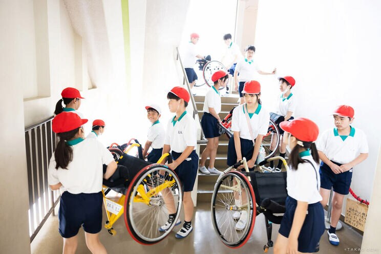 初めて触れる車いすに、児童たちはみるみるなじんで行く