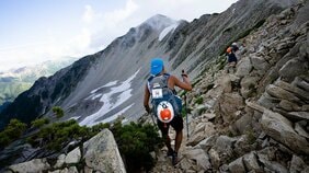 日本アルプス全長415kmの日本一過酷な山岳レース。なぜ普通の会社員たちは挑戦することを決めたのか?
