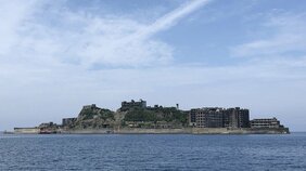 東京都区部の17.5倍以上、世界一の人口密度を誇った「軍艦島」の今は? 日本最古の鉄筋コンクリート高層アパートは築107年。海底炭坑の歴史を伝える世界遺産