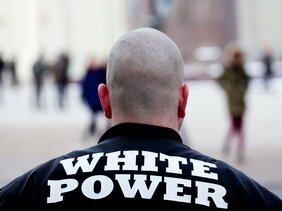 社会的に優位な位置にいるはずのマジョリティが、自分より不利な位置にいるマイノリティの成功を妬むのはなぜか?