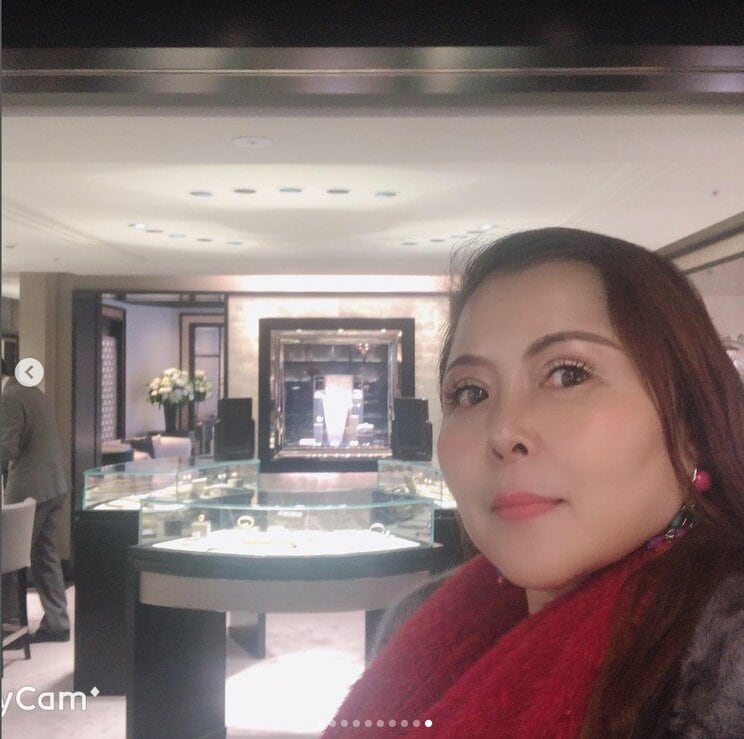 高級ブランド店での買い物を自慢する様子も