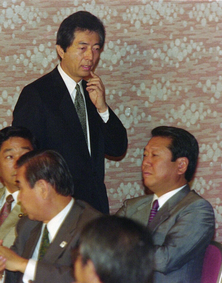 1993年7月29日、細川護熙と小沢一郎  写真／毎日新聞社／アフロ