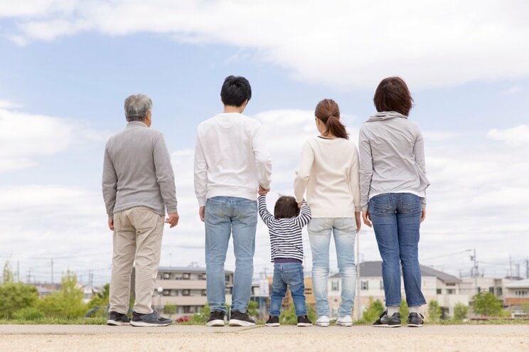 「親しき仲にも礼儀あり」お互いの気遣いが円満な関係を築く鍵になるかもしれない（写真／shutterstock）